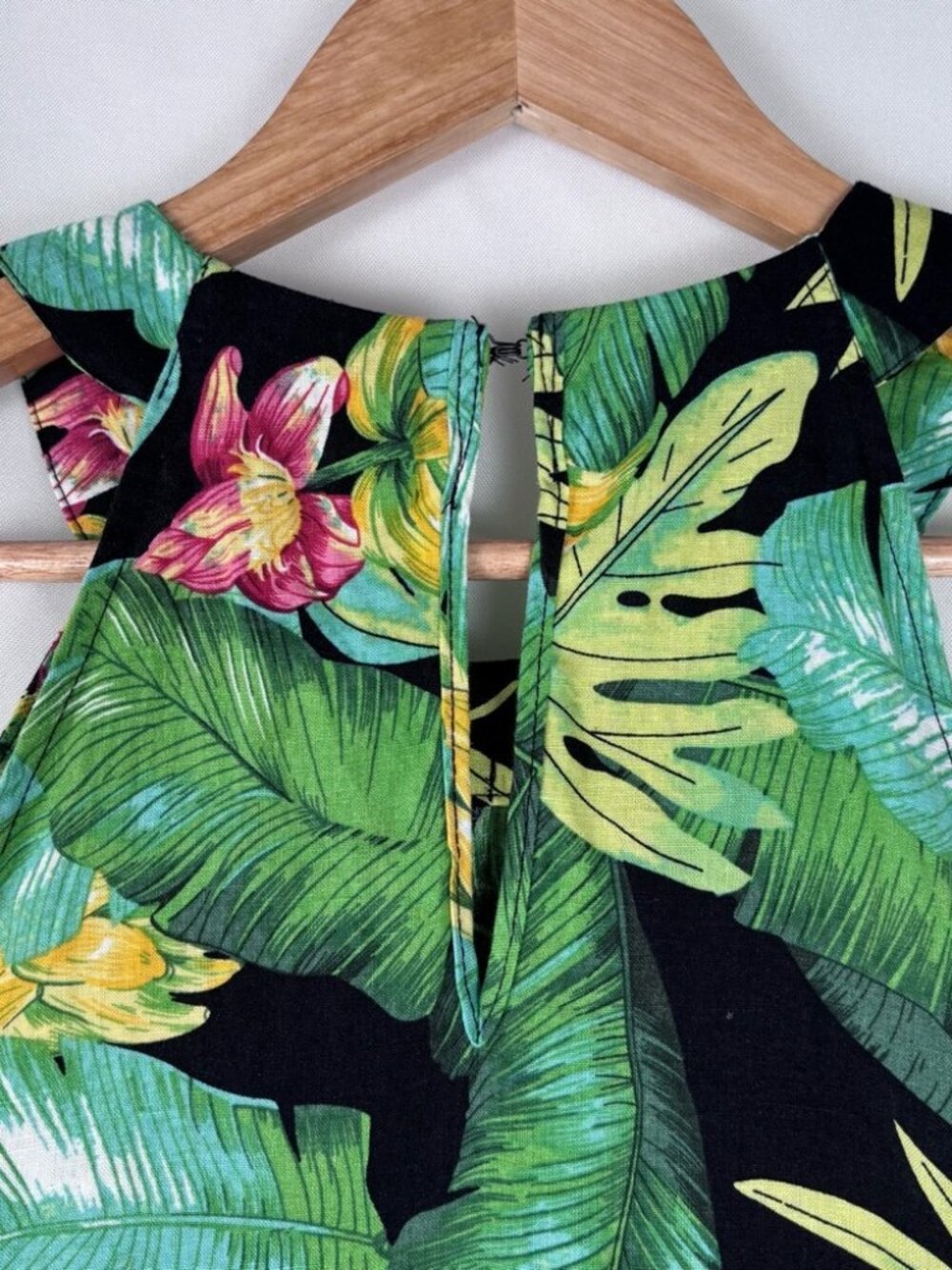 Nicole Miller Tropical Halter Top M Linen Blend Banana Leaf Floral Resort Wear - Picture 8 of 9